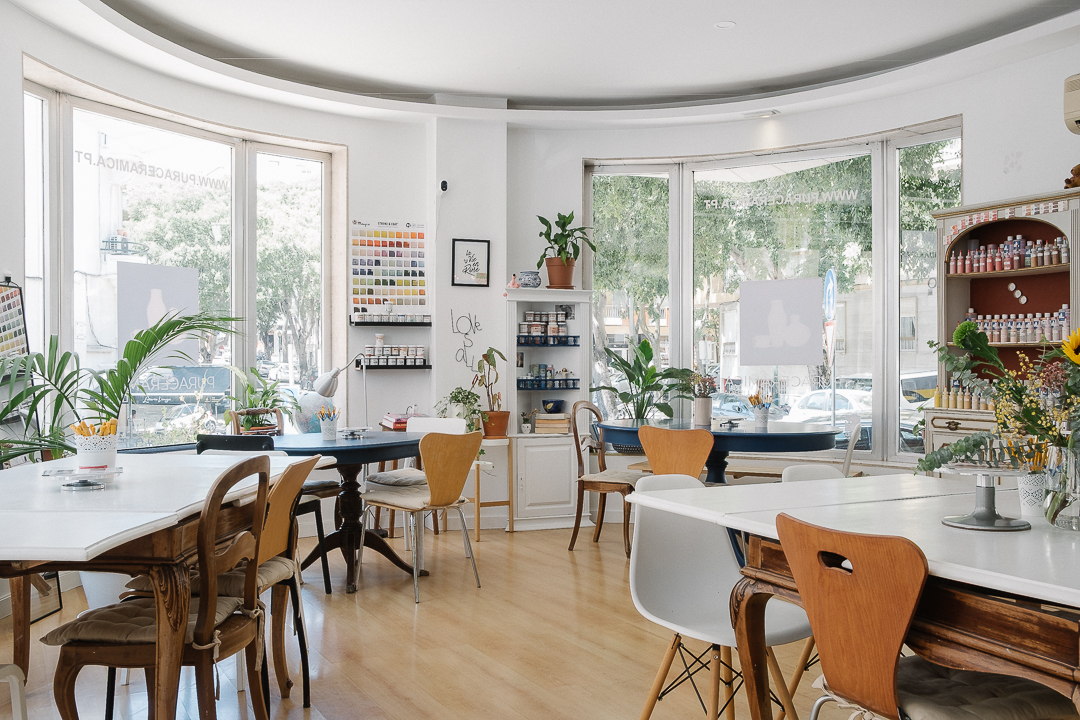 School children learning ceramic painting